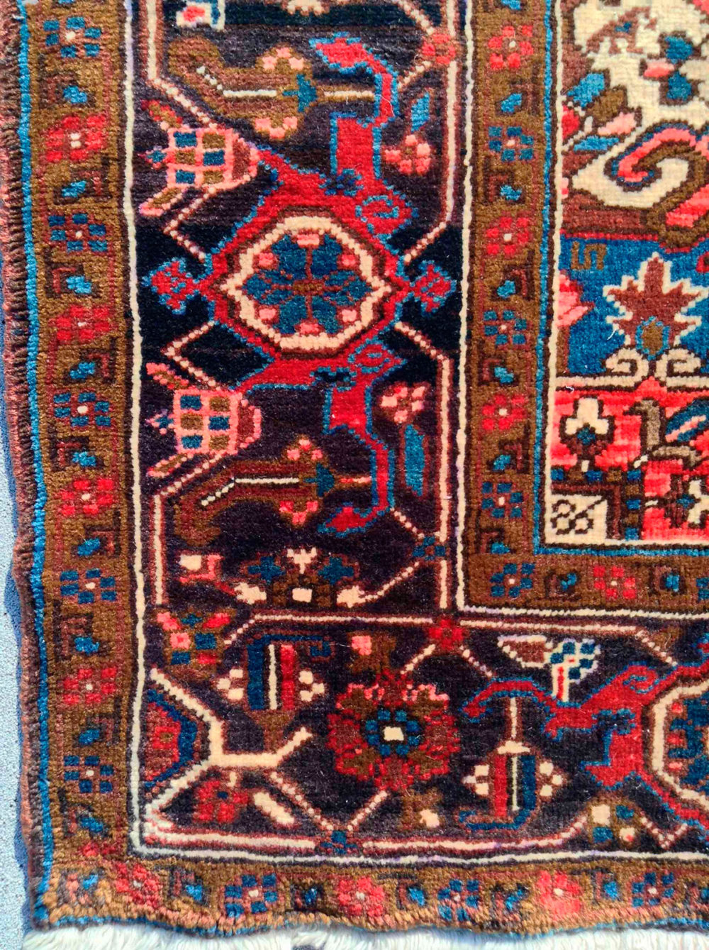 05527 Heriz Persian Red Blue White 5-6×11-5 | Manoukian Rugs™ border